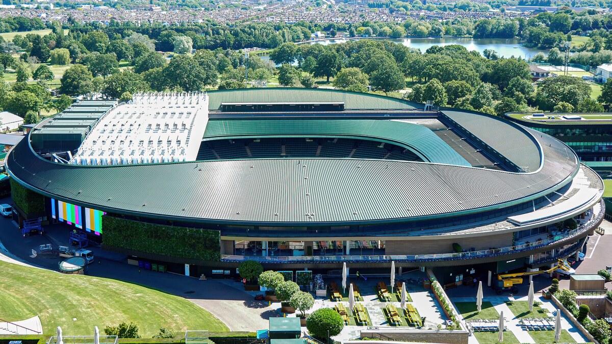Vue aérienne du Centre Court de Wimbledon entouré de verdure