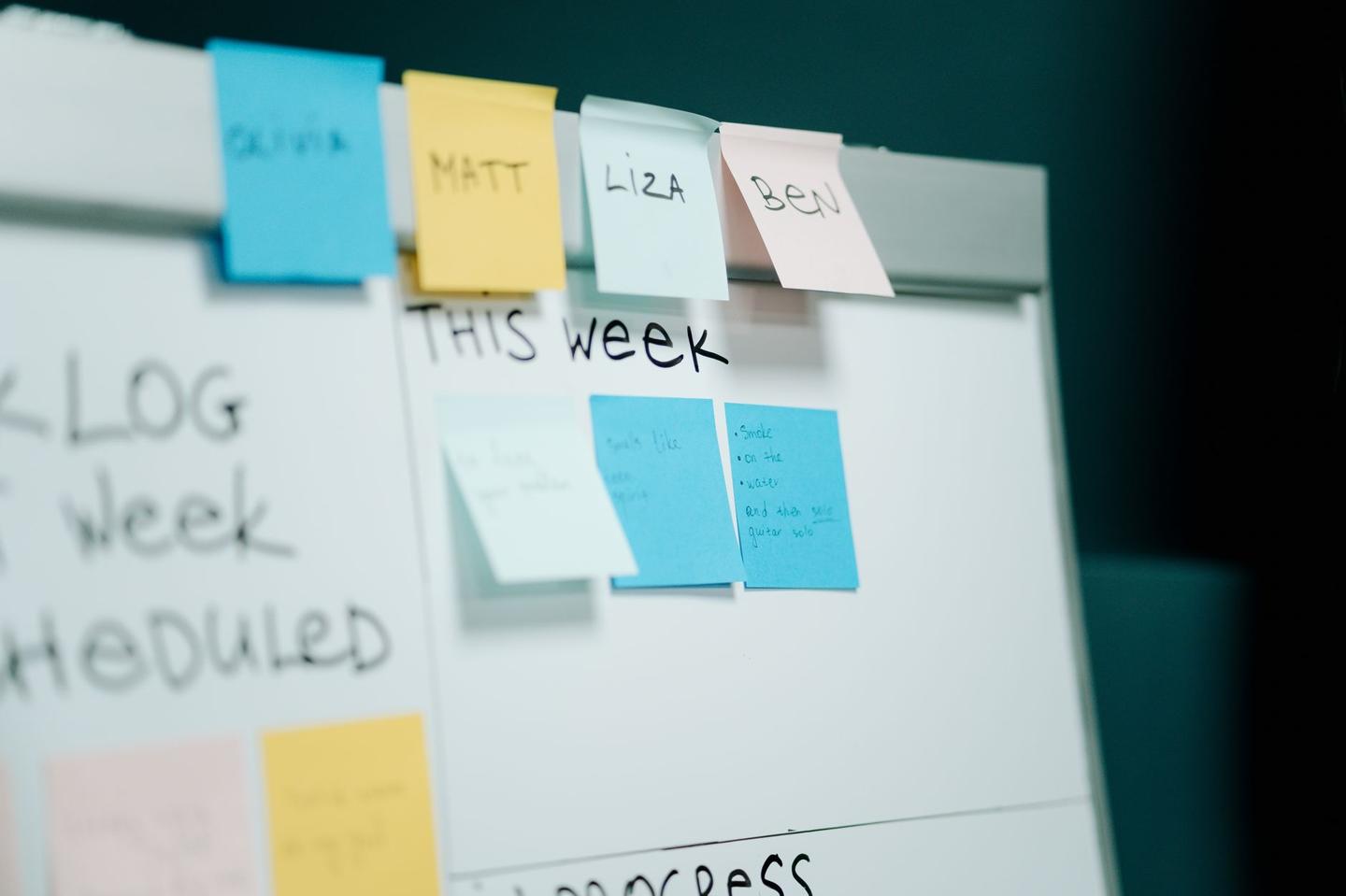 Tableau blanc avec des post-its de planification classés par colonnes (backlog, cette semaine, en cours)