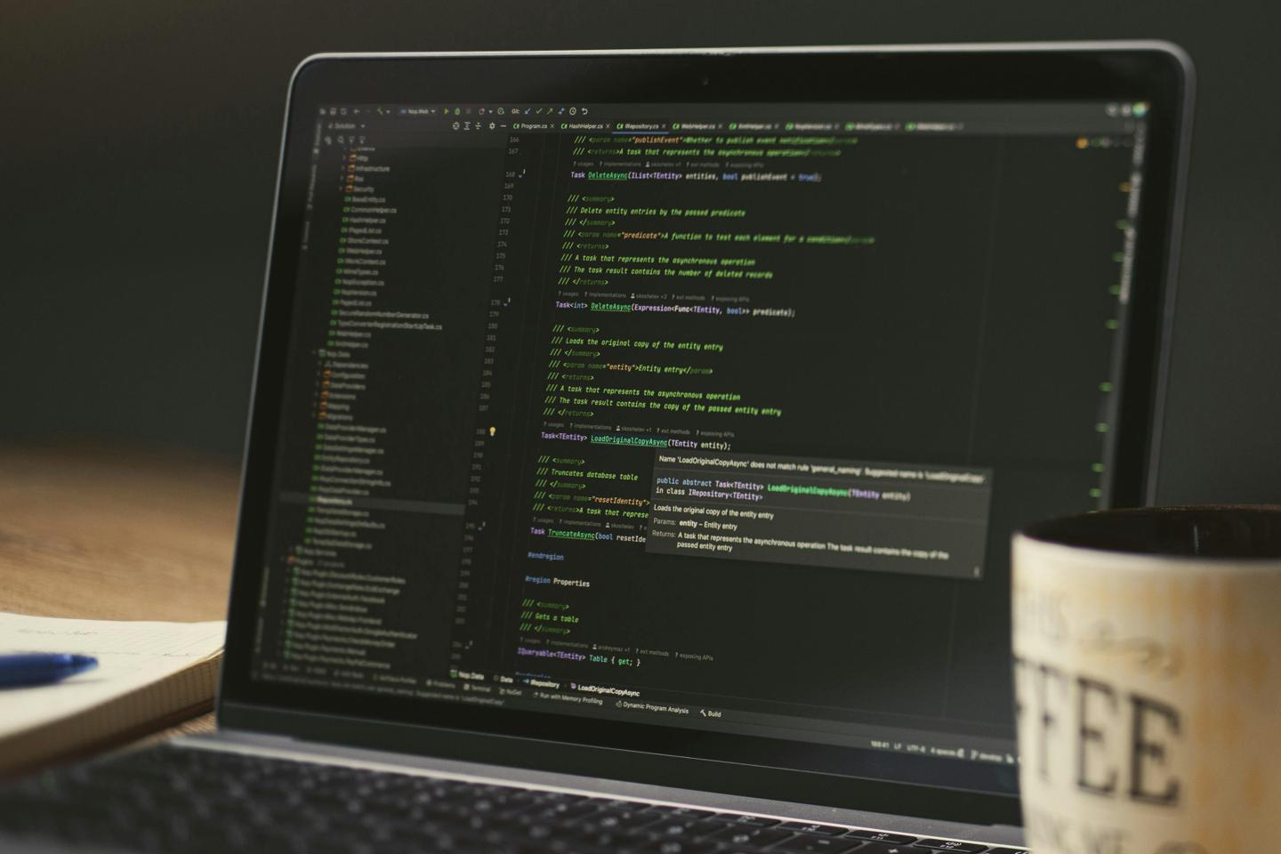 Session de code concentrée avec ordinateur portable et café