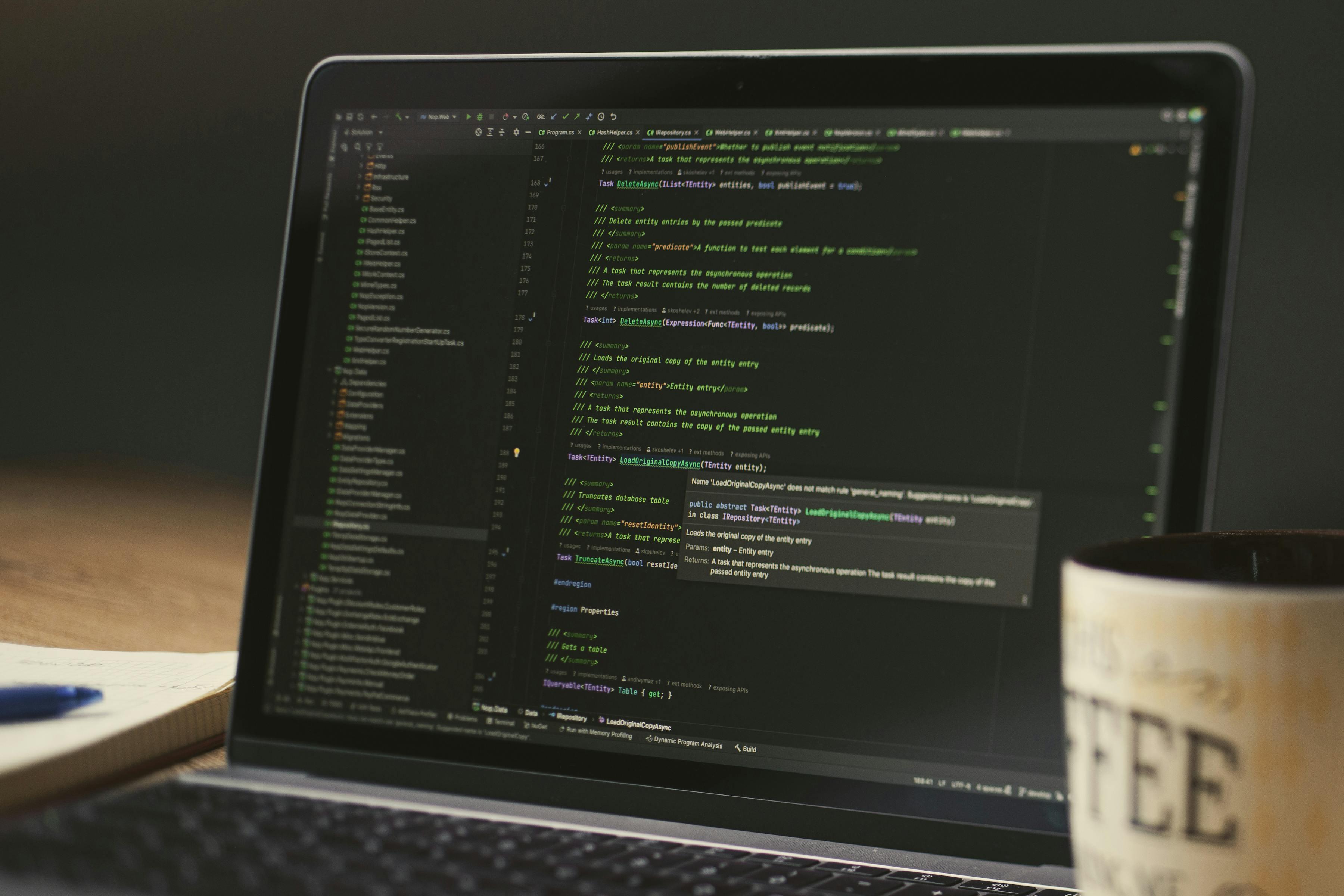 Session de code concentrée avec ordinateur portable et café