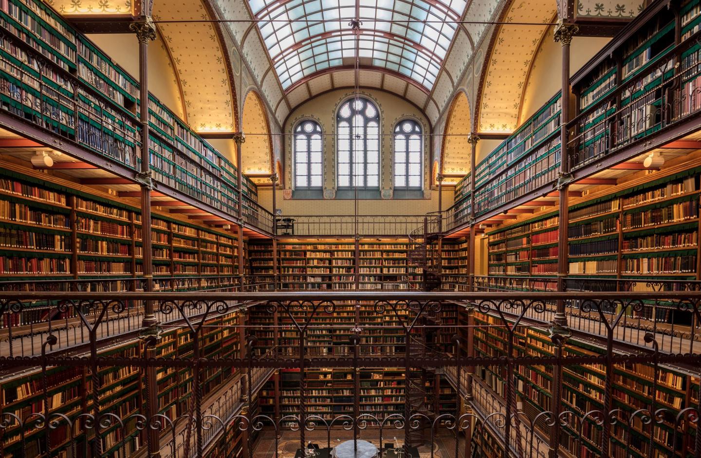 Intérieur de la bibliothèque historique du Rijksmuseum à Amsterdam, avec des étagères de livres sur plusieurs niveaux