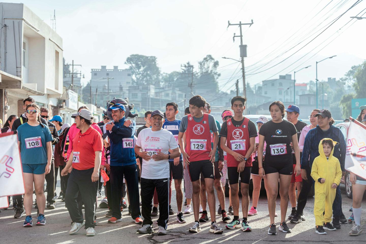 Groupe de coureurs en pleine course lors d'un marathon